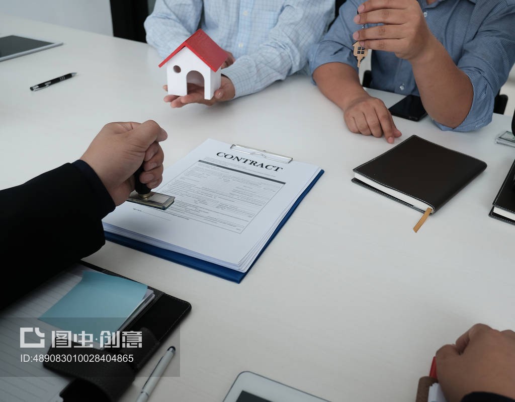 专业与信任的交汇 房地产经纪人与客户共筑理想家园